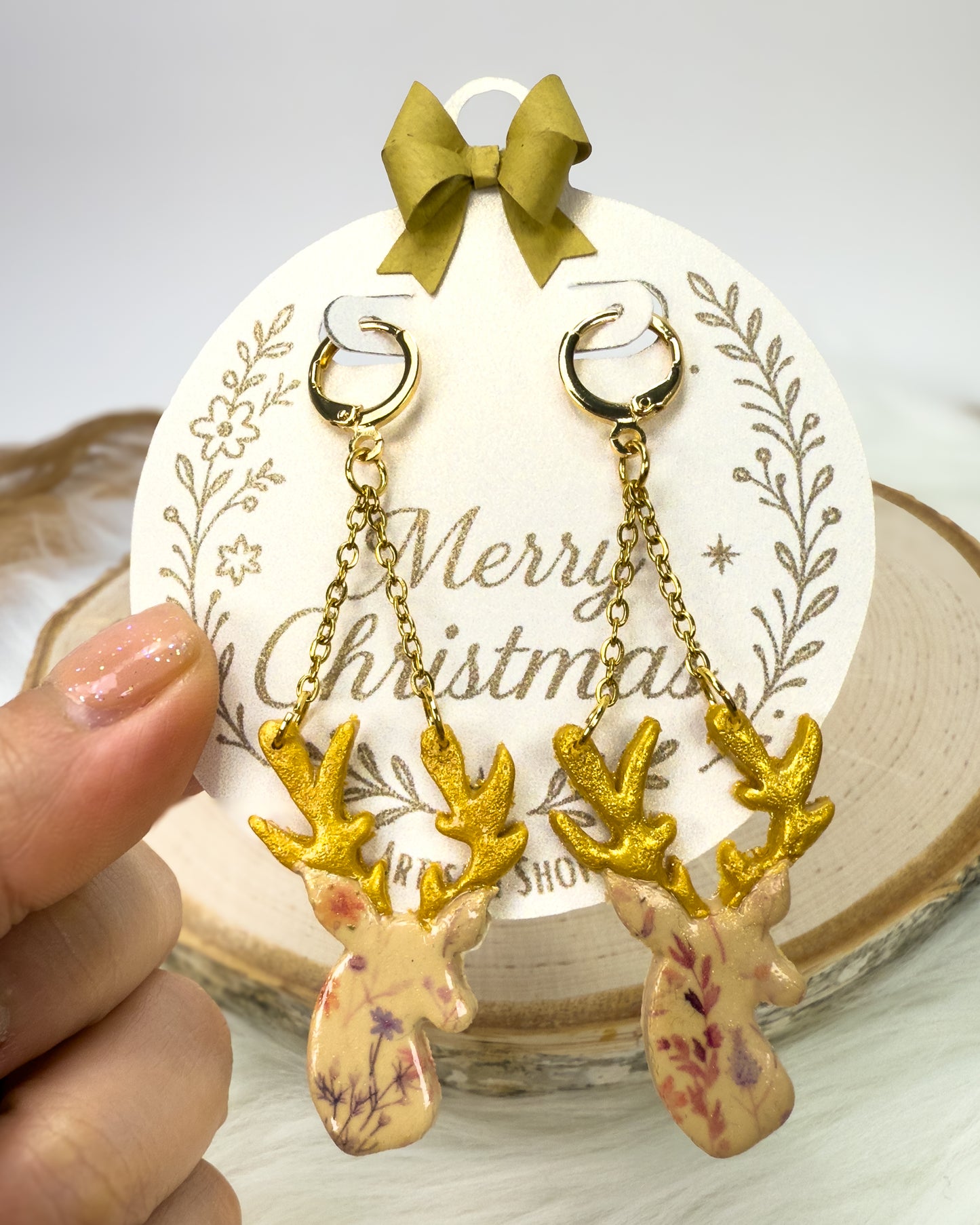 Pendientes florales de reno: joyería navideña de arcilla hecha a mano