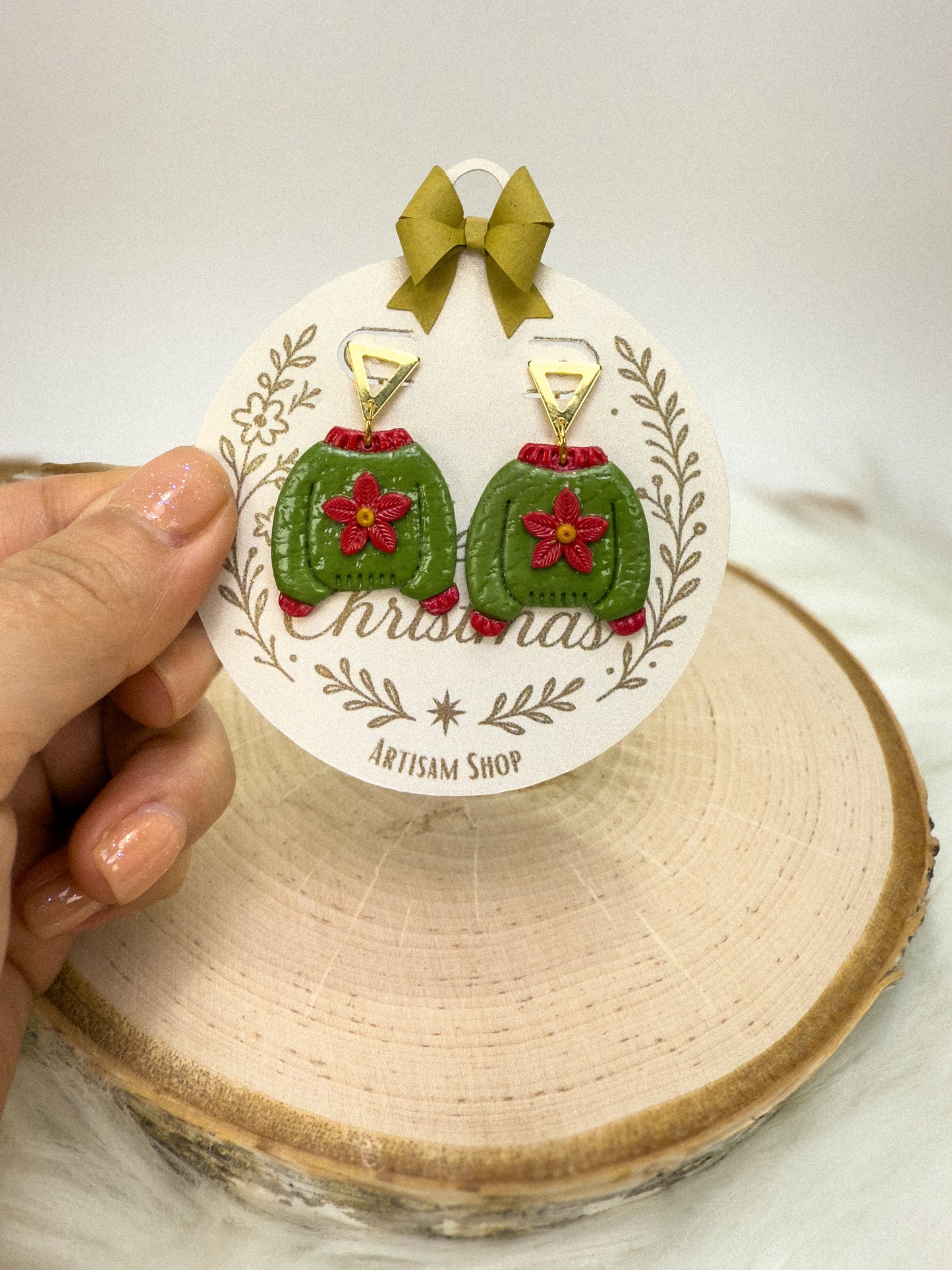 Pendientes de suéter navideño verde – Joyas de arcilla navideñas con flor de Pascua