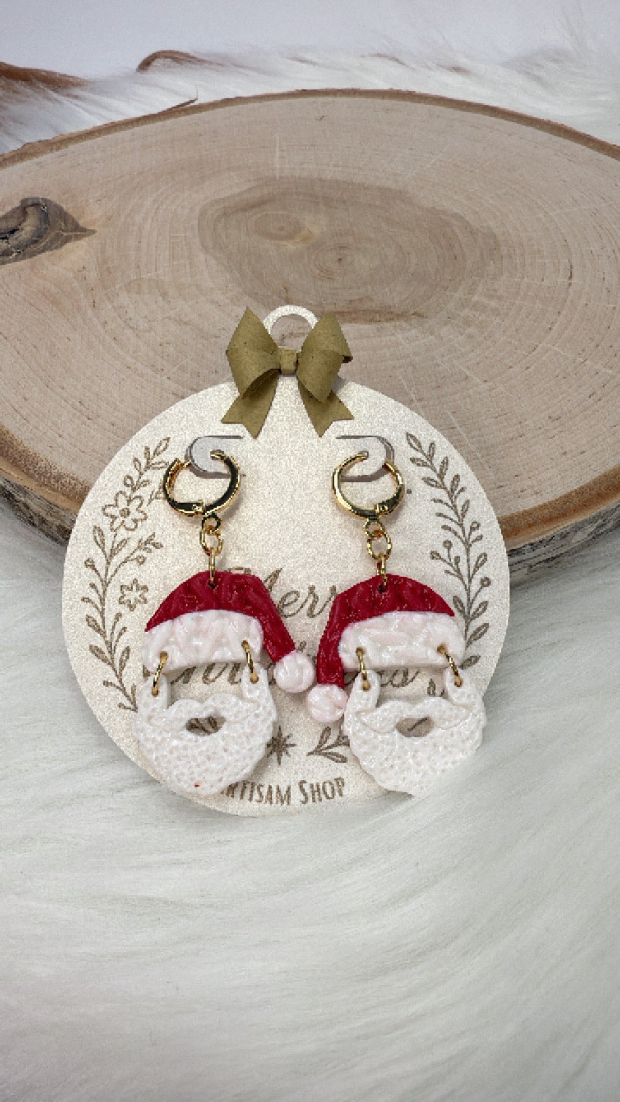 Pendientes navideños verdes con adornos de arcilla