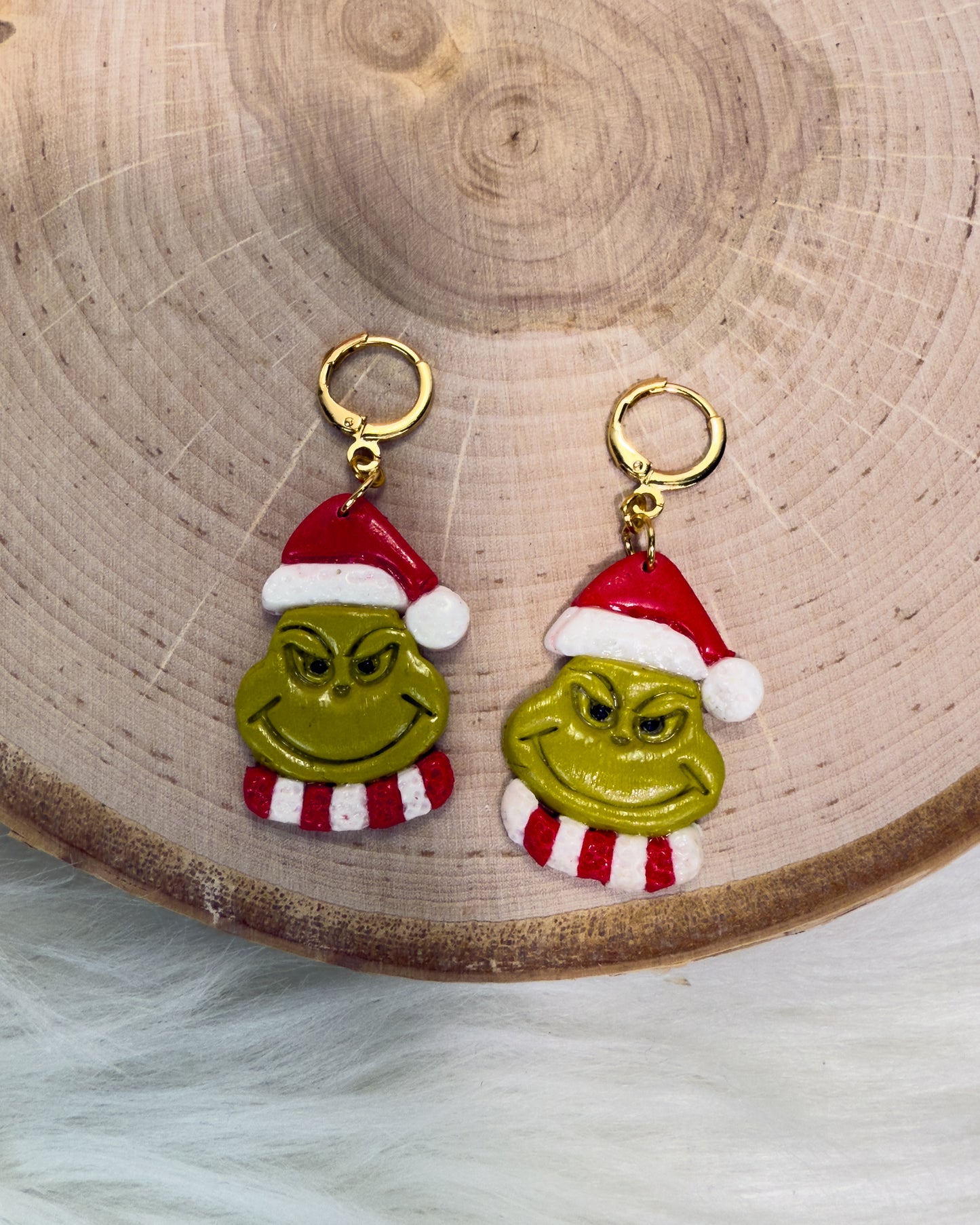 Pendientes navideños verdes con adornos de arcilla