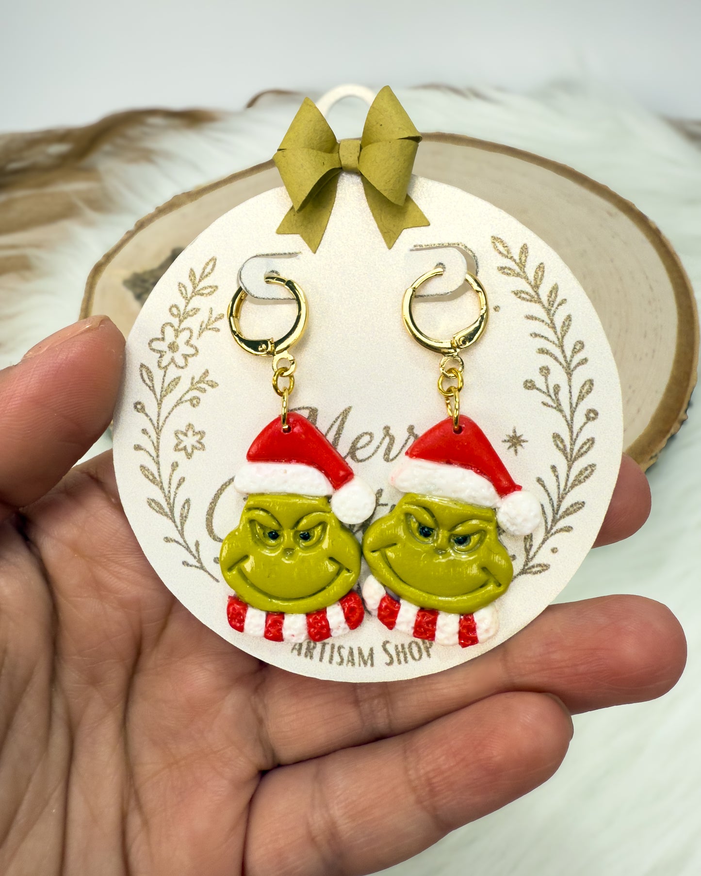 Pendientes navideños verdes con adornos de arcilla