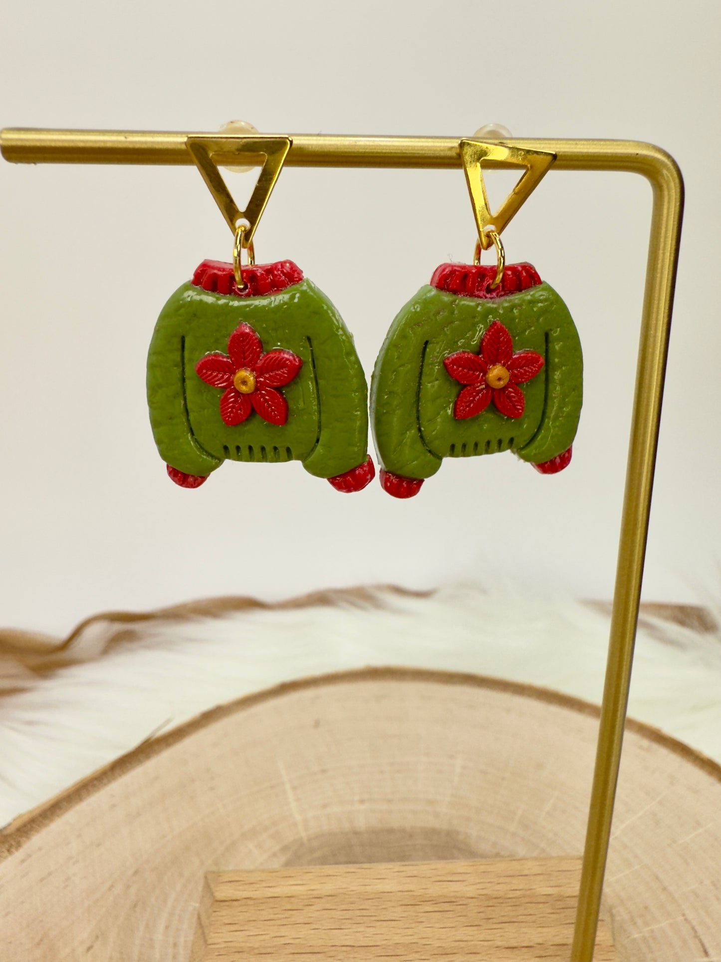 Pendientes de suéter navideño verde – Joyas de arcilla navideñas con flor de Pascua