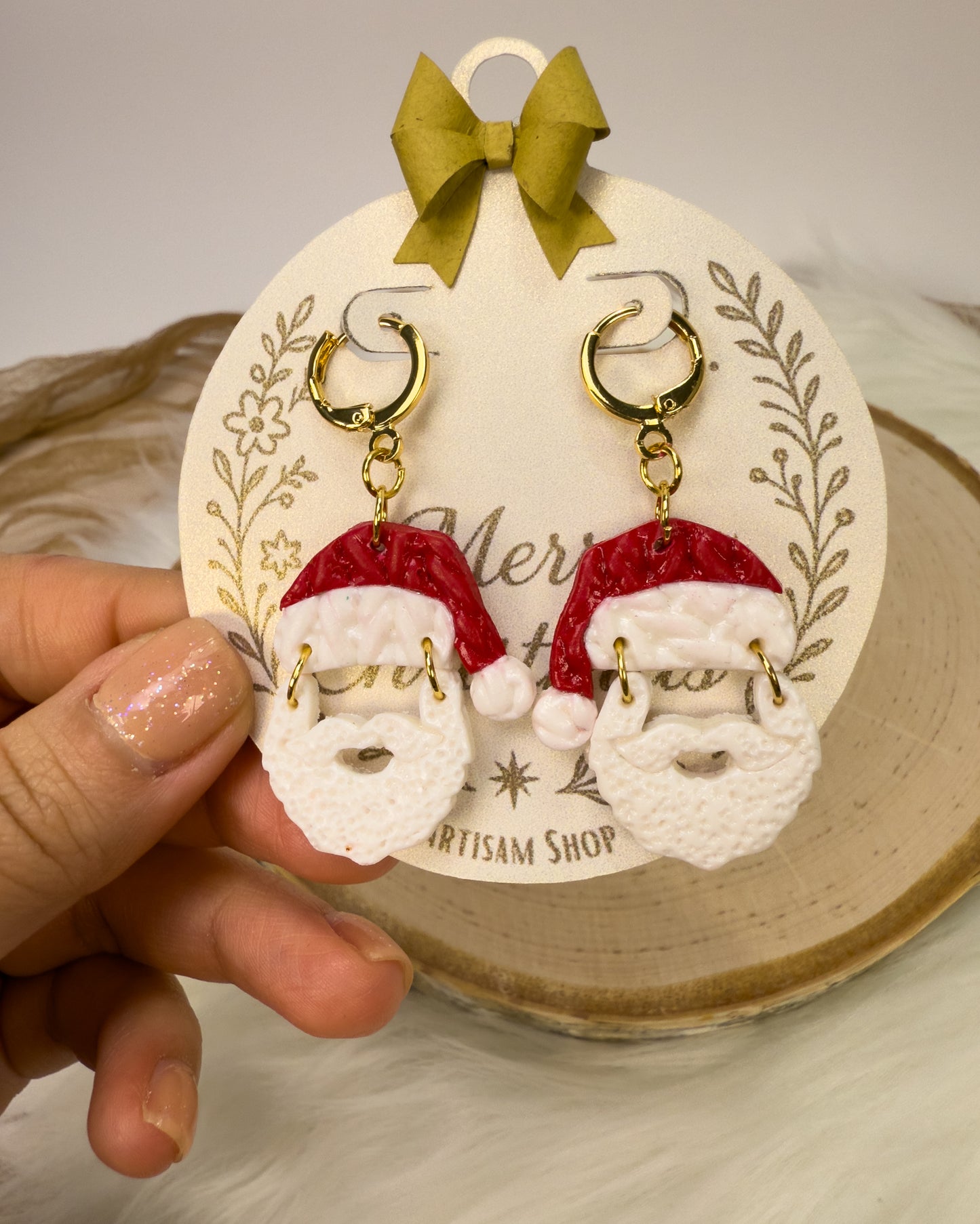 Pendientes navideños verdes con adornos de arcilla