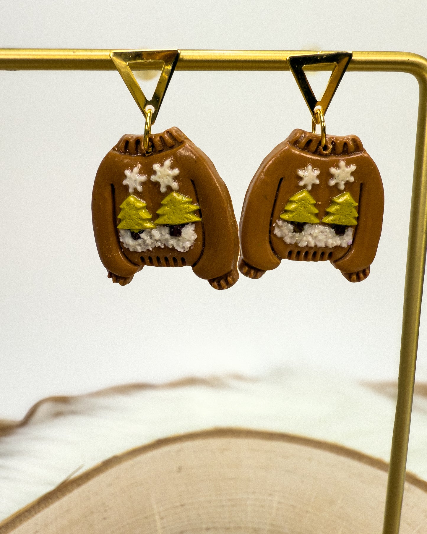 Pendientes de suéter navideño marrón: joyería navideña de arcilla polimérica