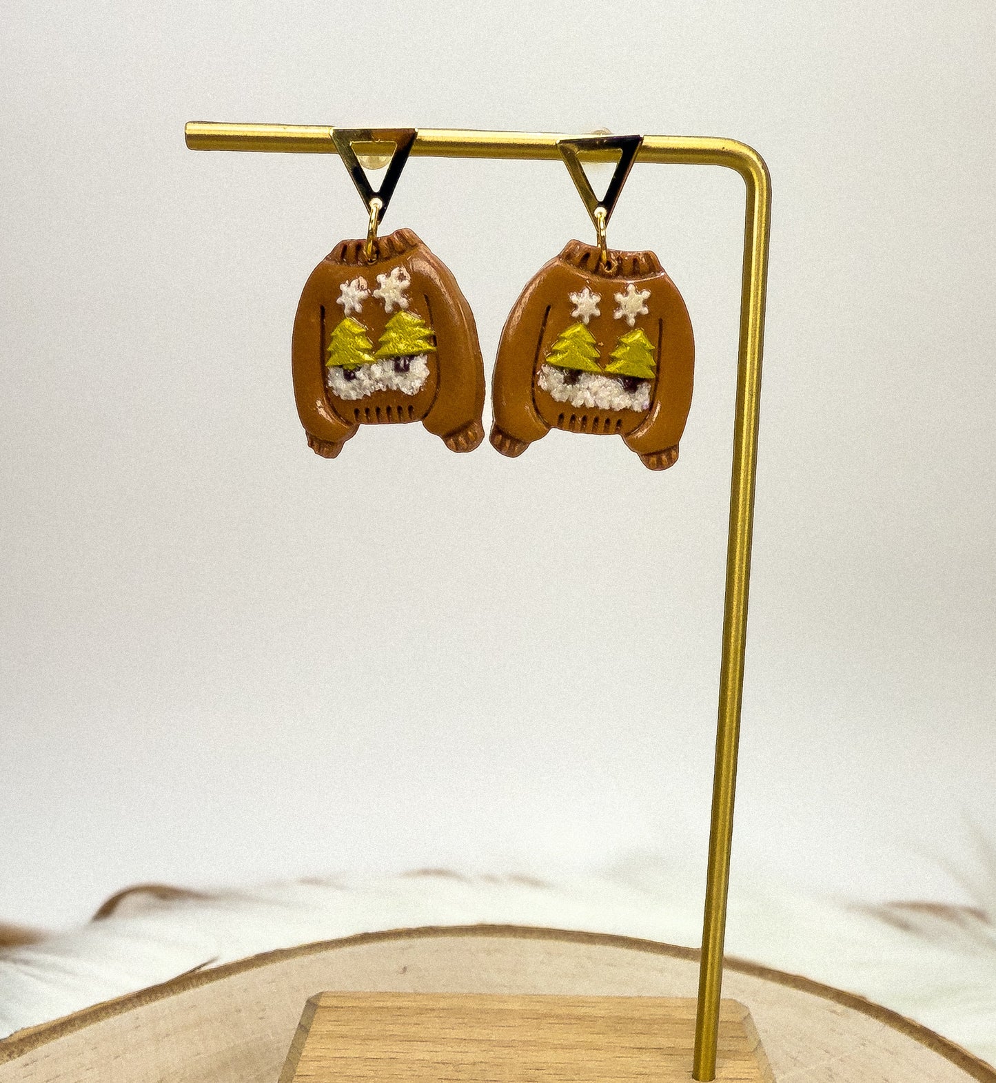Pendientes de suéter navideño marrón: joyería navideña de arcilla polimérica